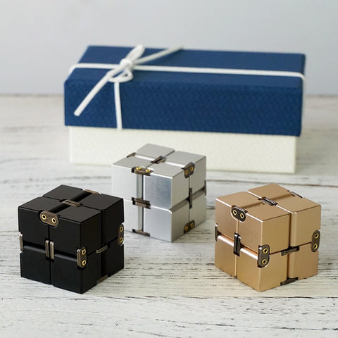 Unlimited folding fingertips magic cube